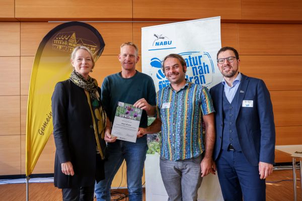  – Thomas Schwarz (Grünflächenamt Gemeinde Obersulm) und Stefan Fuchs (Klimaschutzmanager Gemeinde Obersulm) nahmen die Urkunde für das Projekt „Natur nah dran“ entgegen. Mit auf dem Bild: Thekla Walker (Umweltministerin Baden-Württemberg) und Johannes Enssle (Landesvorsitzender NABU Baden-Württemberg).
