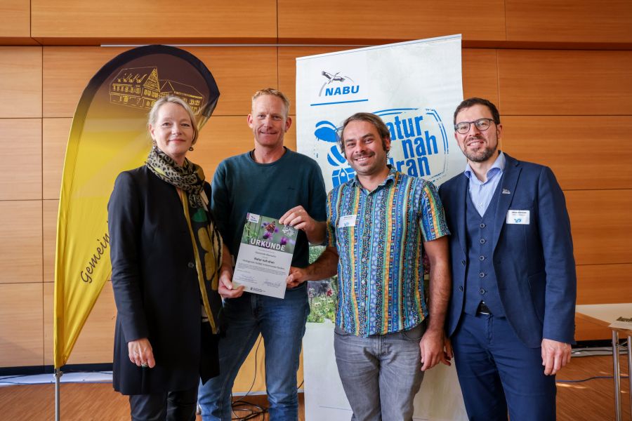  – Thomas Schwarz (Grünflächenamt Gemeinde Obersulm) und Stefan Fuchs (Klimaschutzmanager Gemeinde Obersulm) nahmen die Urkunde für das Projekt „Natur nah dran“ entgegen. Mit auf dem Bild: Thekla Walker (Umweltministerin Baden-Württemberg) und Johannes Enssle (Landesvorsitzender NABU Baden-Württemberg).