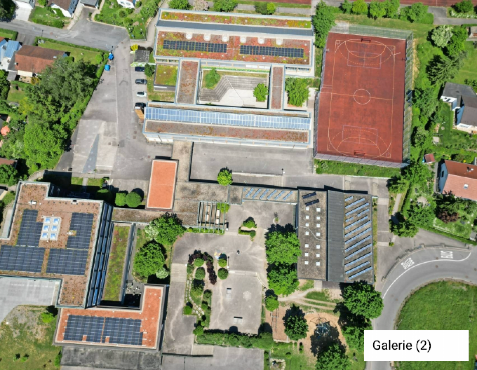  – Die Michael-Beheim-Schule in Obersulm gehört zu den kommunalen Gebäuden, die mit Photovoltaik ausgestattet sind. Dem Klimaforum schwebt vor, dass eine  Bürgerenergiegenossenschaft Gleiches auf Privatgebäuden finanziert. Foto: Gemeinde Obersulm