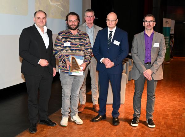  – Verleihung der Goldenen Speiche, v.l.n.r: Staatssekretär Viktor Haase, Preisträger und Klimamanager Stefan Fuchs (Gemeinde Obersulm), Rheines Bürgermeister Dr. Peter Lüttmann, Landrat Dr. Martin Sommer und Geschäftsführer vom Klima Bündnis Services André Muno.